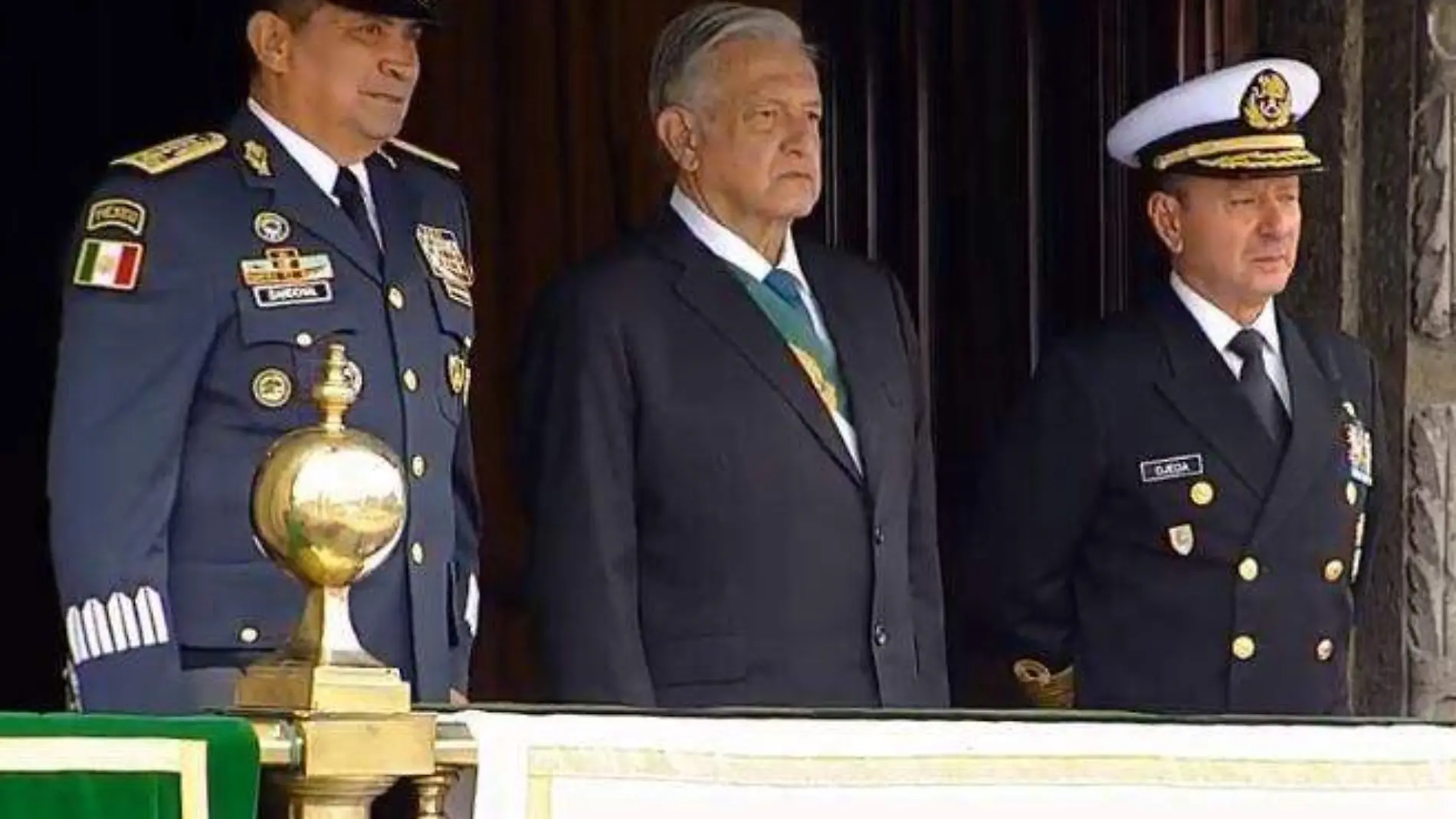 AMLO balcon presidencial cresencio sandoval